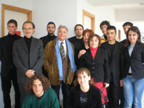 Nella foto lo scrittore Matteo Collura con un gruppo di studenti, docenti e, in secondo piano, la dirigente scolastica Rosaria Gallotta